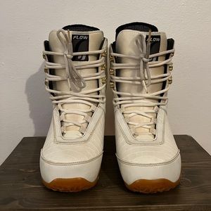 Woman’s Flow snowboard boots
